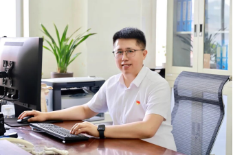 教师节专栏|优秀教育工作者高峰：“技术尖兵” 变 “暖心人” 坚守校园育人 “服务线”