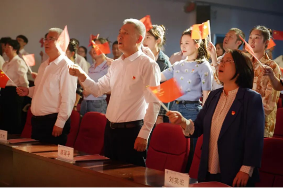 欢歌庆华诞 杏坛谱新篇——辽宁理工学院举办新中国成立76周年暨建校26周年文艺汇演