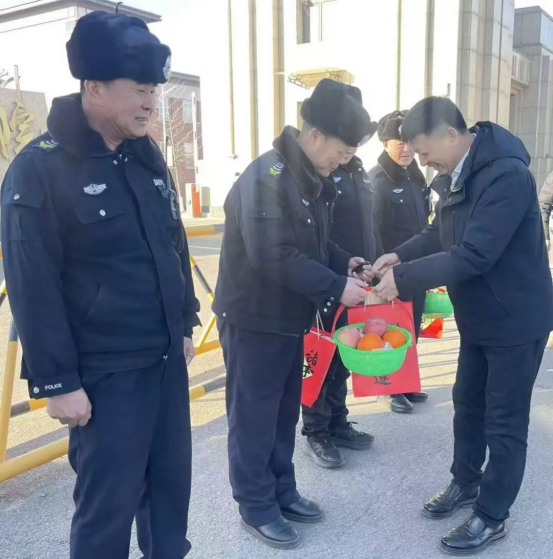 情暖除夕 致敬坚守——校领导亲切慰问春节期间坚守岗位的一线员工