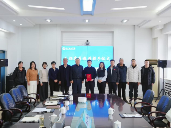 我校举行王杨博士客座教授聘任仪式暨汽车工程领域座谈会