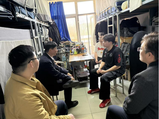 党委副书记、副校长崔红军“进宿舍、唠家常”用心用情筑牢育人防线