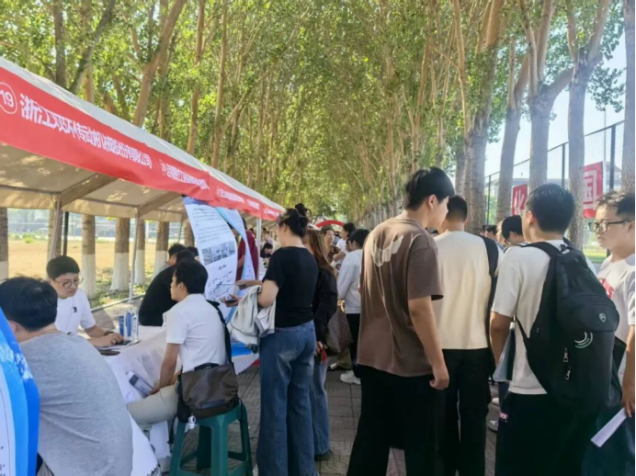 职引金秋 智汇台州｜学校举行“智汇台州”专场双选会 校地企协同赋能应用型人才高质量就业