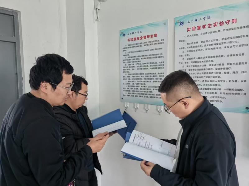 筑牢校园安全防线--我校开展实验室安全专项检查